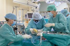 Čeští lékaři poprvé voperovali umělé srdce, které umí řídit tep. Baterie může pacient nosit v tašce