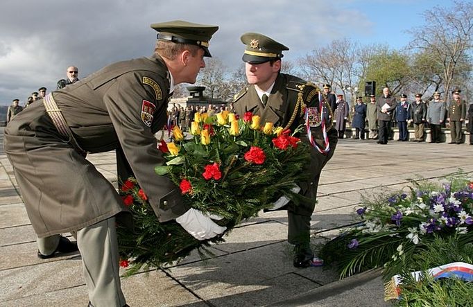 Během slavnostního ceremoniálu nechybělo ani tradiční kladení věnců.