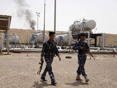 Irácká ropná pole a rafinerie musí být pečlivě střeženy.