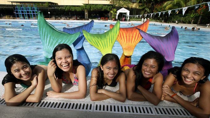 Ženy se převlékají za mořské panny a učí se plavat s ocasem