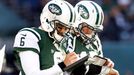 Quarterbackové New York Jets Mark Sanchez (vlevo) a Tim Tebow meditují nad zápasovými statistikami během utkání se San Diegem.