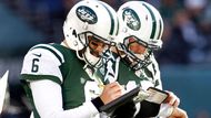 Quarterbackové New York Jets Mark Sanchez (vlevo) a Tim Tebow meditují nad zápasovými statistikami během utkání se San Diegem.