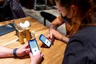Návštěvy restaurací teď berou lidi politicky, stěžují si podniky. Vrací se roznášky