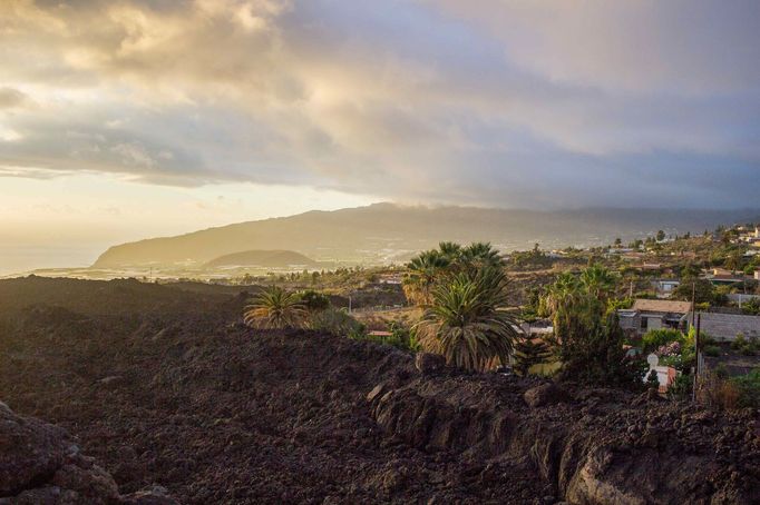 Údolí Aridane, kde vulkán napáchal nejvíc škod, najdeme na západní straně ostrova, necelých čtyřicet minut jízdy autem od hlavního města Santa Cruz de La Palma.