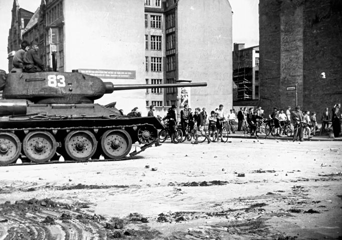 Sovětský tank při potlačování pouličních nepokojů. Záběr z povstání 17. června 1953 ve Východním Berlíně.