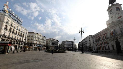 Prázdné náměstí Puerta del Sol v centru Madridu.