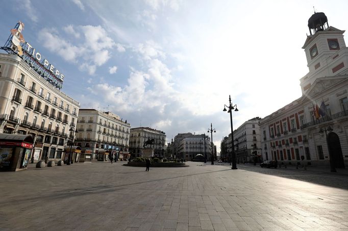 Prázdné náměstí Puerta del Sol v centru Madridu.