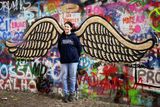 U Lennonovy zdi vám narostou křídla. Zaručeně - aneb biomedicína dělá divy. (2018)