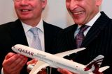 Obchodní ředitel Airbusu John Leahy (vlevo) pózuje s Akbarem Al Bakerem, výkonným ředitelem Quatar Airlines. Aerolinky koupí 24 letadel Airbus 320.