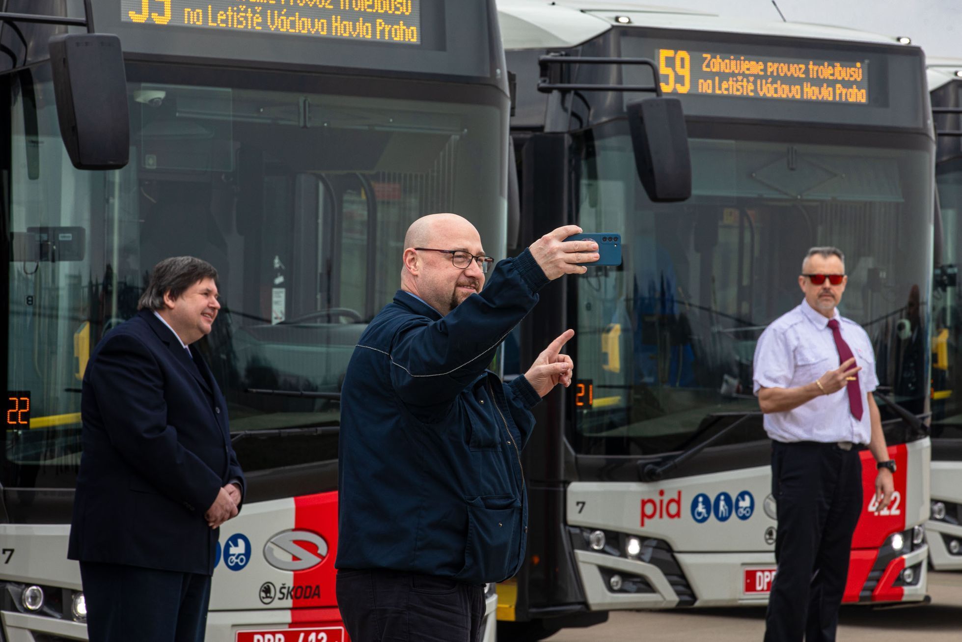 Trolejbusy Škoda Solaris 24, které jezdí z pražského letiště na lince 59