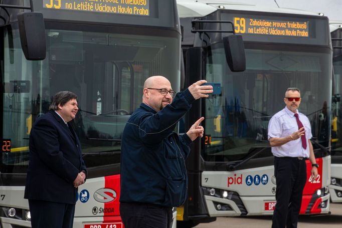 Trolejbusy Škoda Solaris 24, které jezdí z pražského letiště na lince 59 do Nádraží Veleslavín.