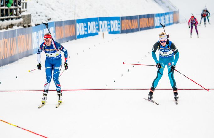 SP Pokljuka, stíhačka Ž: Eva Puskarčíková (8) a Marie Dorinová Habertová