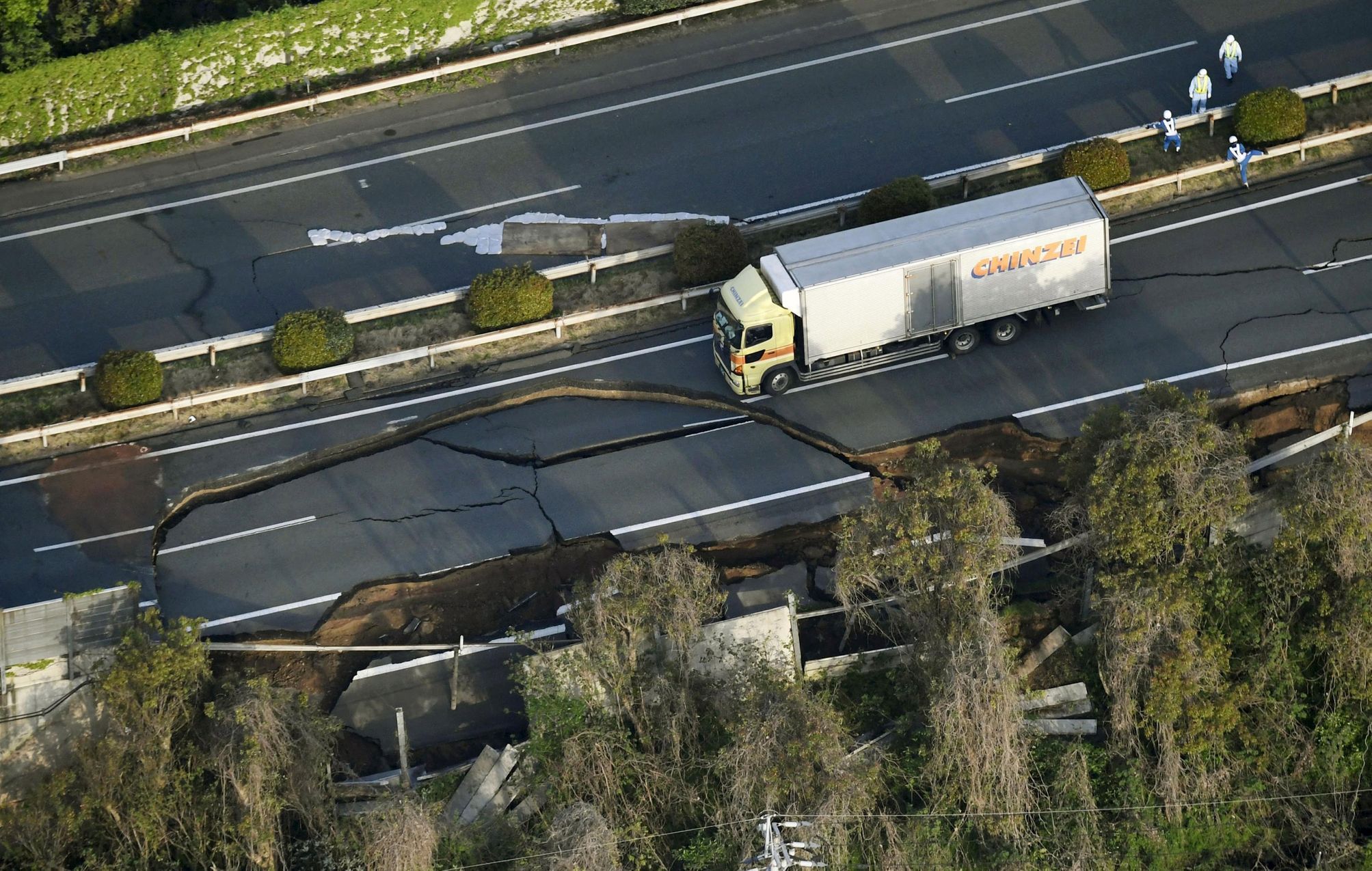 Zničená dálnice po zemětřesení v Japonsku