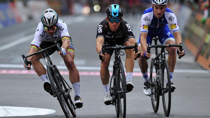 Milán - San Remo. Vlevo Peter Sagan, uprostřed vítěz Michal Kwiatkowski, vpravo Julian Alaphilippe.