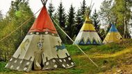 Westernové městečko Šikland ve Zvoli nad Pernštejnem zase nabízí ubytování v indiánském teepee. "Podobné typy ubytování vyhledávají především rodiny s dětmi nebo party mladých lidí," doplňuje Havlíčková ze Slevomatu. Za indiánské
teepee ve westernovém městečku zaplatí dvojice 1190 korun.