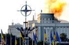 Rusové prvně trefili strategickou budovu v Kyjevě. "Přitvrďte," tlačí Západ premiérka