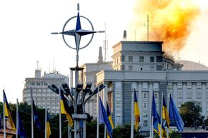 Rusové prvně trefili strategickou budovu v Kyjevě. "Přitvrďte," tlačí Západ premiérka