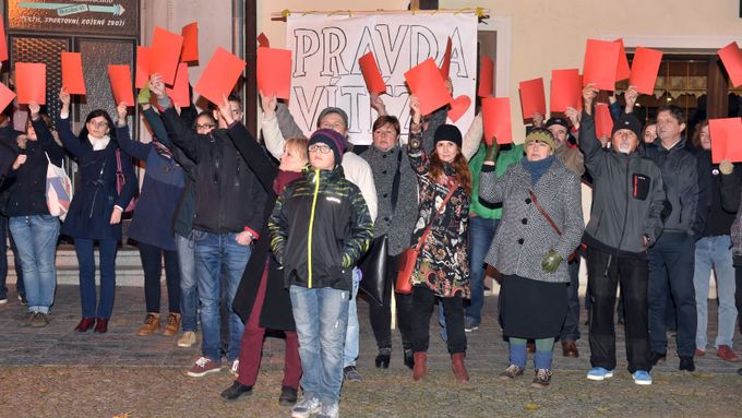 Protest v Lipníku nad Bečvou při návštěvě prezidenta Miloše Zemana.
