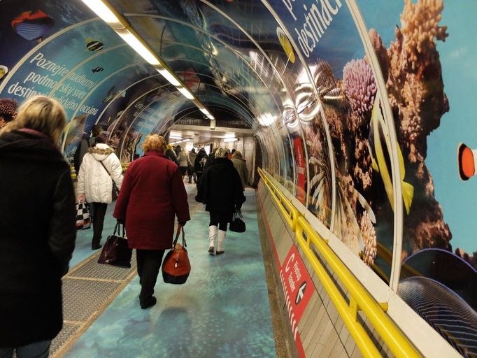 Pražané sice přišli o tramvaje, ale metro fungovalo bez problémů. Kalamita na povrchu se v počtu cestujících pod zemí na první pohled nijak dramaticky neprojevila.