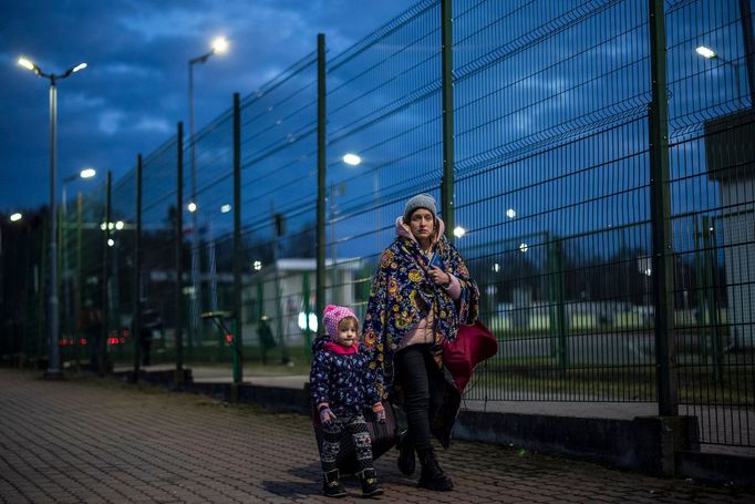 Průřez tvorbou fotografa Týdeníku Respekt Milana Jaroše za rok 2022.