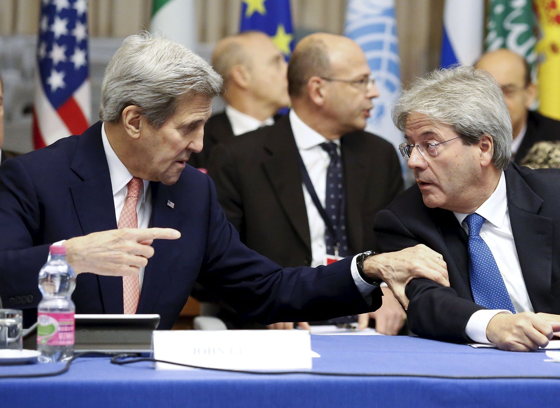 John Kerry a Paolo Gentiloni na jednání v Římě.