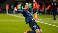 Francouzský šampion držel většinu času míč a v 39. minutě otevřel skóre. Po nedovoleném zákroku Mikela zahrával přímý kop Ibrahimovic a s přispěním teče faulujícího hráče ve zdi otevřel skóre.