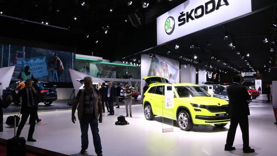 Žlutý Kodiaq a krásné modelky. Prohlédněte si stánek Škody na pařížském autosalonu