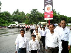 První demonstrace proti zdražení pohonných hmot se v Rangúnu konala 19. srpna. Zúčastnilo se jí na 500 lidí