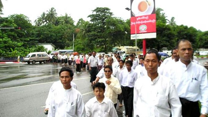 Protestního pochodu ulicemi Rangúnu se zúčastnilo na pět set lidí