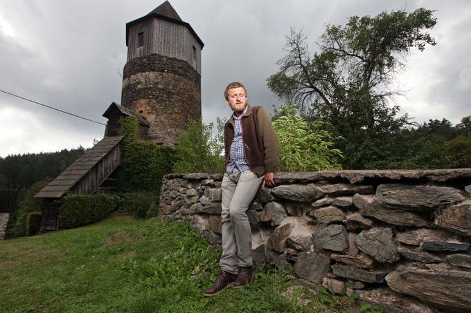 Od roku 2015 spravuje hrad Pirkštejn v Ratajích nad Sázavou.