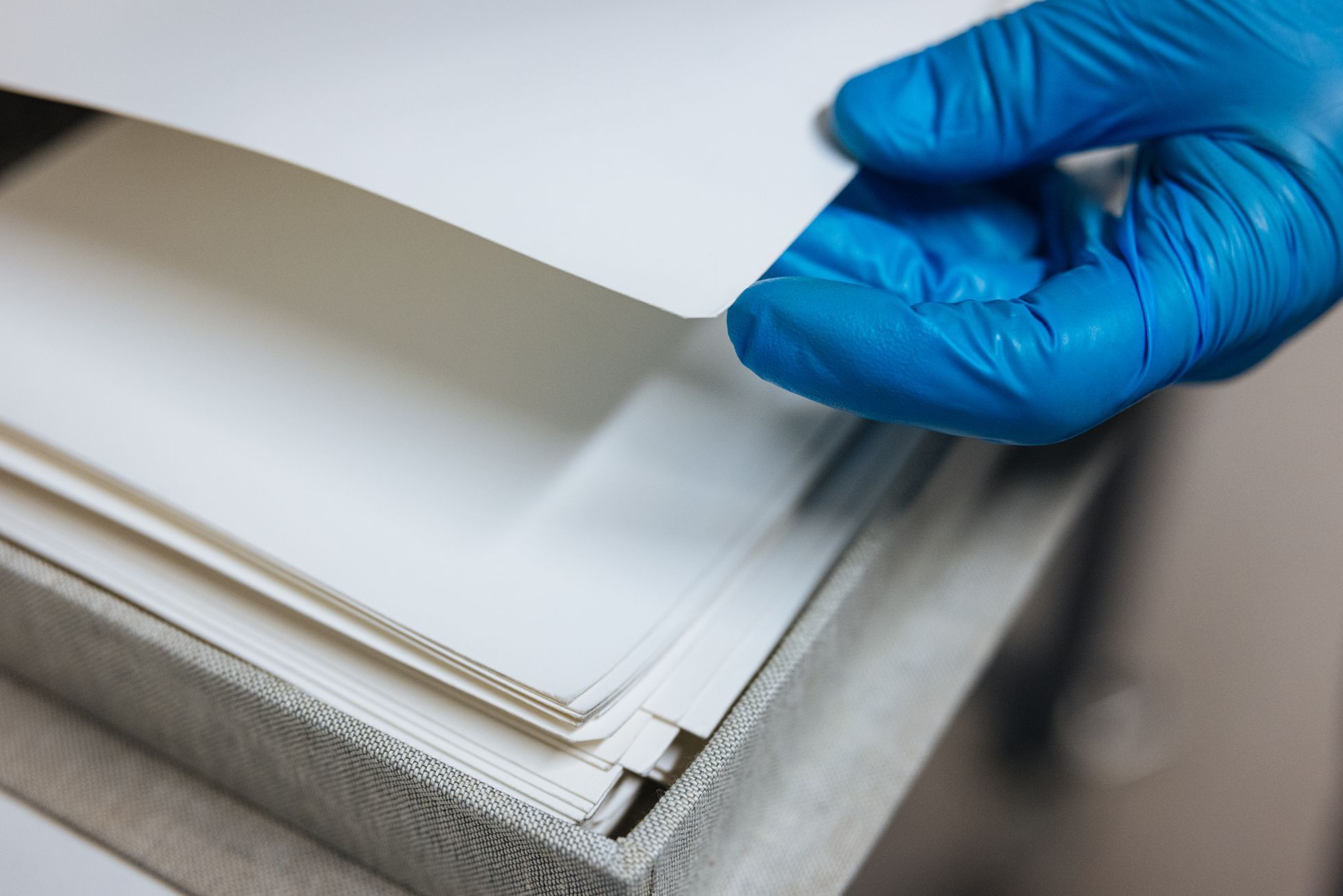 Fotografie Josefa Koudelky v depozitáři Uměleckoprůmyslového musea