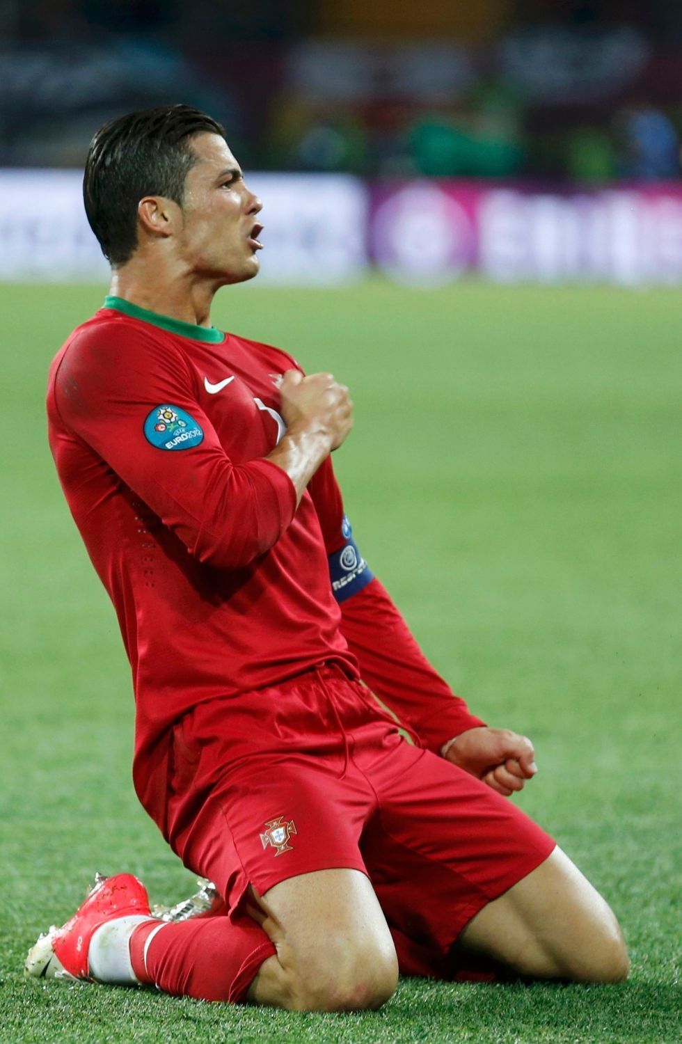 Portugalský fotbalista Cristiano Ronaldo slaví svůj druhý gól v utkání skupiny B s Nizozemskem na Euru 2012
