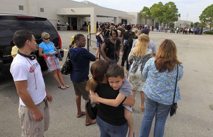 Long lines of voters are seen at the Supervisor of Elections office in West Palm Beach, Florida November 5, 2012. Palm Beach County Supervisor of Elections Supervisor Susan Bucher is one of five supervisors in heavily populated counties who has allowed in-person absentee voting after Florida Republican Governor Rick Scott refused to extend early voting. REUTERS/Joe Skipper (UNITED STATES - Tags: POLITICS ELECTIONS USA PRESIDENTIAL ELECTION) Published: Lis. 5, 2012, 5:24 odp.