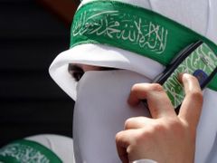 Stoupenkyně palestinského hnutí Hamas má nejen šátek v příšlušných barvách. Kde asi kryt ke svému mobilu sehnala?