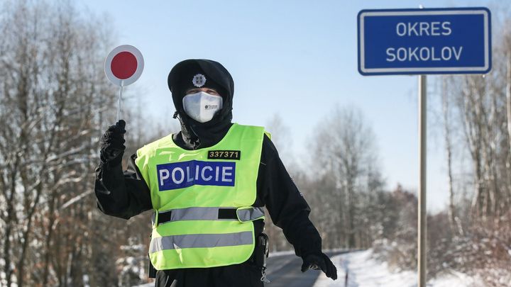 Jako na hranicích. V uzavřených okresech otočili mrznoucí policisté jen pár řidičů