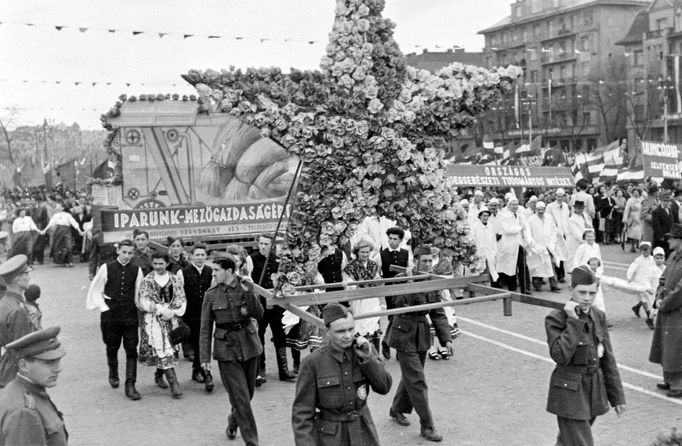 Prvomájový průvod v Budapešti  v roce 1956.