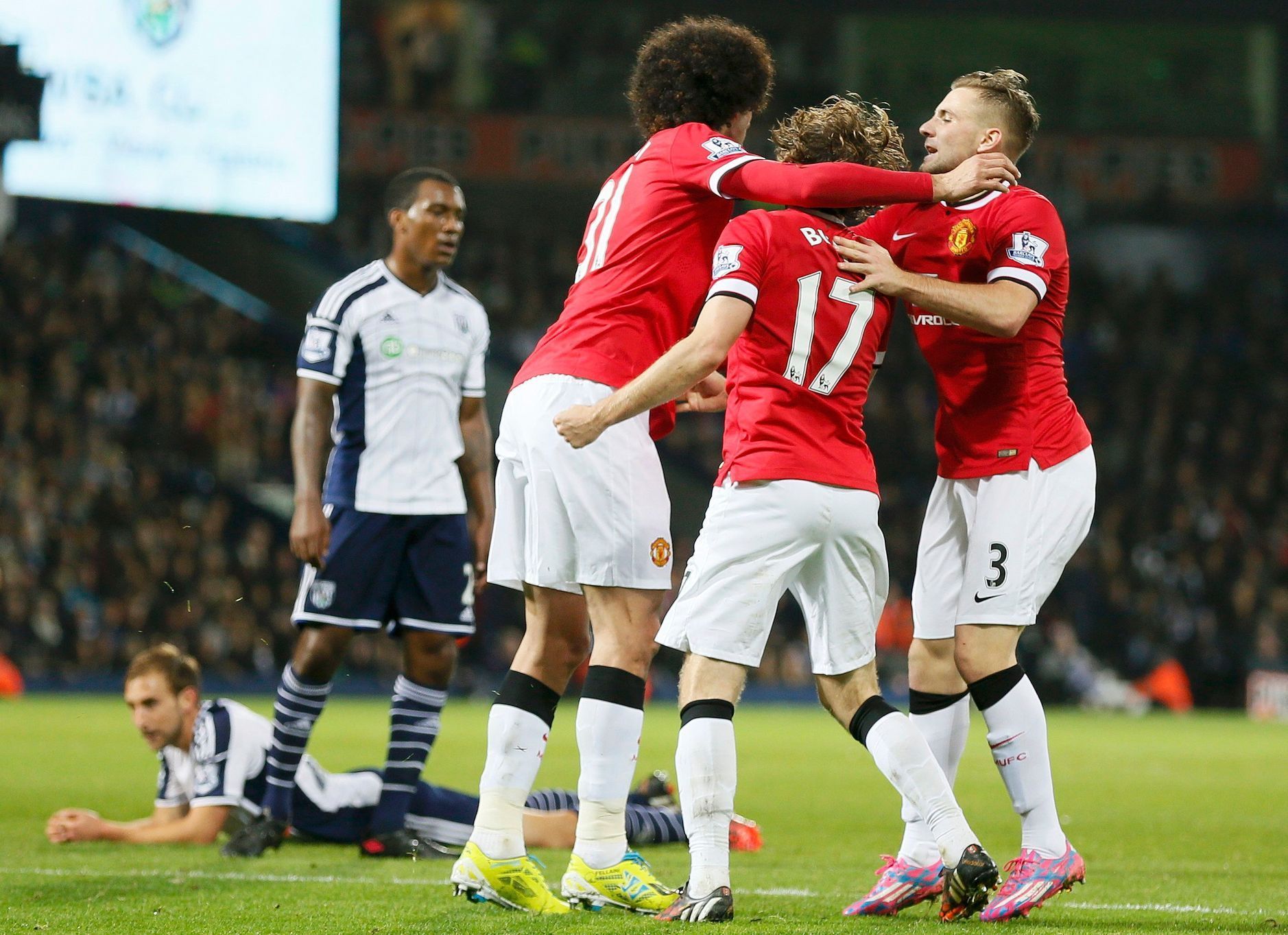 West Bromwich - Manchester United: Daley Blind (uprostřed) slaví gól