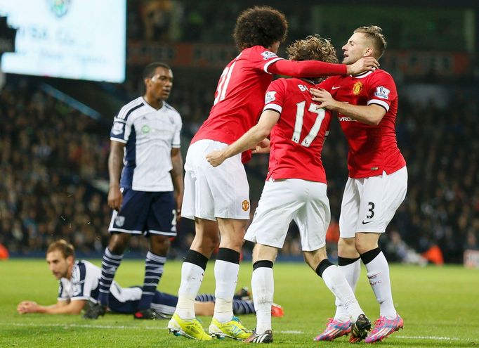 West Bromwich - Manchester United: Daley Blind (uprostřed) slaví gól