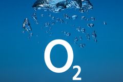 O2 loni klesl čistý zisk o téměř třetinu na čtyři miliardy