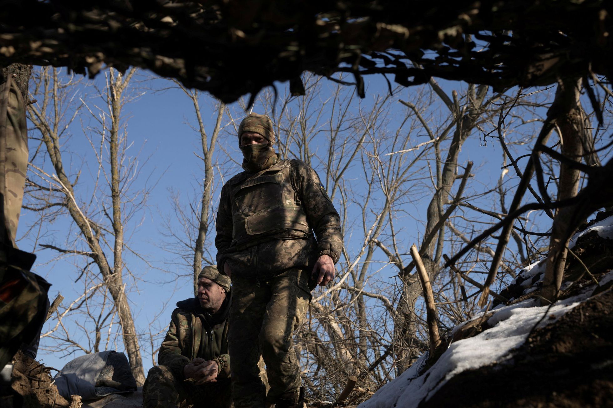 Ukrajinští vojáci na frontové linii ve Vuhledaru.