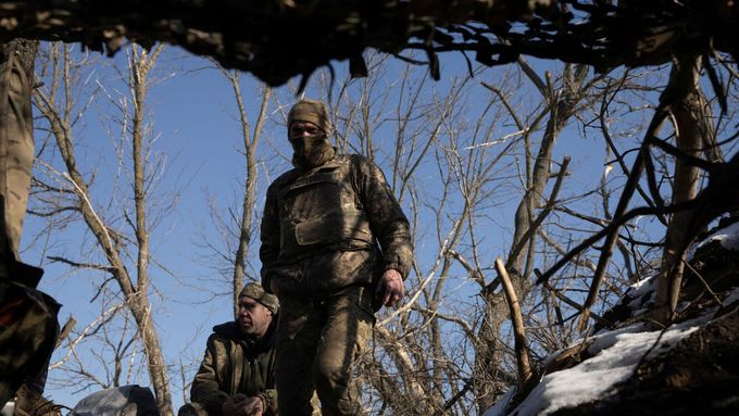 Ukrajinští vojáci na frontové linii ve Vuhledaru.