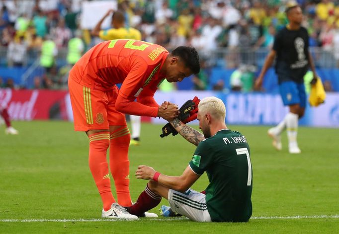 Alfredo Talavera a Miguel Layún v zápase Mexiko - Brazílie na MS 2018