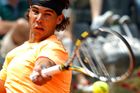 První sadu rozhodla úvodní hra zápasu. Berdych přišel o podání a překvapivě agresivně hrající Nadal i přes jeden brejkbol českého hráče už nabytou výhodu nepustil.