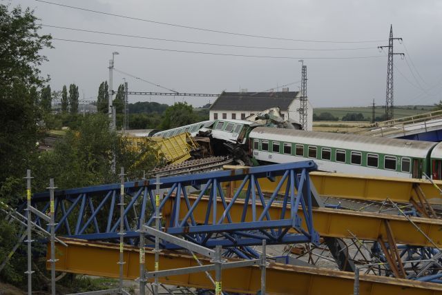 Vlak EuroCity narazil u Studénky do mostu