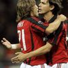 Filippo Inzaghi (vpravo) slaví gól se spoluhráčem Andreou Pirlem do sítě Benfiky.