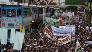 Demonstranti mimo jiné kritizují volební systém, který Leunga dosadil do funkce. Komisaře volí 1200 vybraných významných osobností Hongkongu, z nichž mnozí jsou podle protestujících loajální k politice centrální vlády v Pekingu.