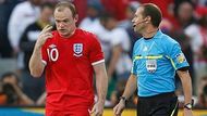 Lampardův spoluhráč Rooney se pokoušel ihned asistenta rozhodčího přesvědčit, že to byl gól. Asistent na čáře má v popisu práce hlídat takového momenty. Jenže když Lampard střílel, teprve dobíhal k rohovému praporku a nedíval se směrem k brance.