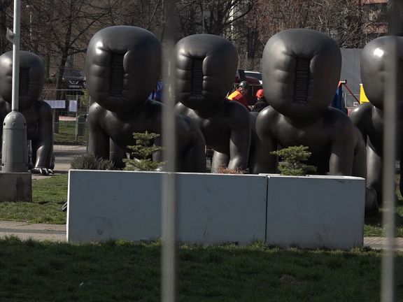 K polidštění stavby výrazně přispěl výtvarník David Černý, když v roce 2000 na plášť věže poprvé instaloval svá laminátová mimina.