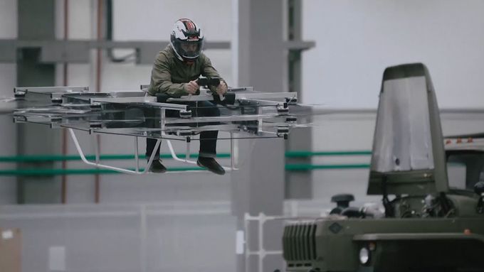 Společnost Kalašnikov ukázala koncept létající motorky. Z motorky má jen sedlo. Jinak vypadá jako dron s mnoha vrtulemi.