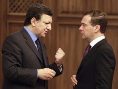 Levý hák? José Manuel Barroso a Dmitrij Medveděv spolu živě rozmouvají během summitu EU-Rusko v Chabarovsku